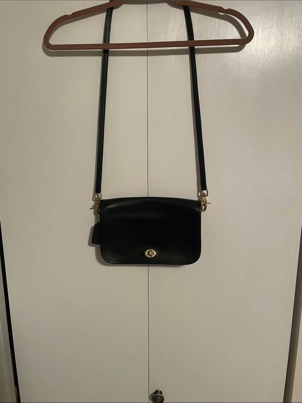 Vintage Coach Black Leather Pocket Purse Crossbody #9755?